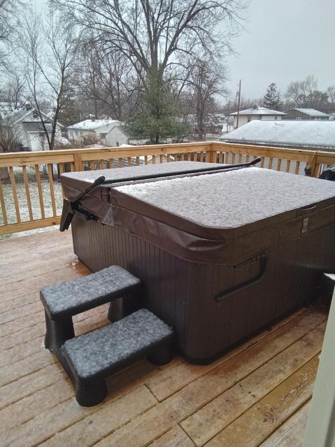 Outdoor Hot Tub And Cozy King Bed Apartment Lansing Luaran gambar
