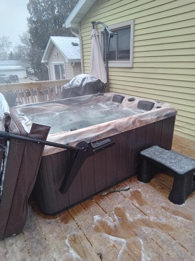 Outdoor Hot Tub And Cozy King Bed Apartment Lansing Luaran gambar