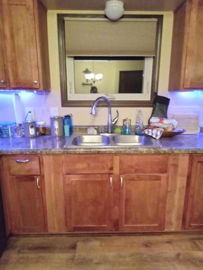 Outdoor Hot Tub And Cozy King Bed Apartment Lansing Luaran gambar