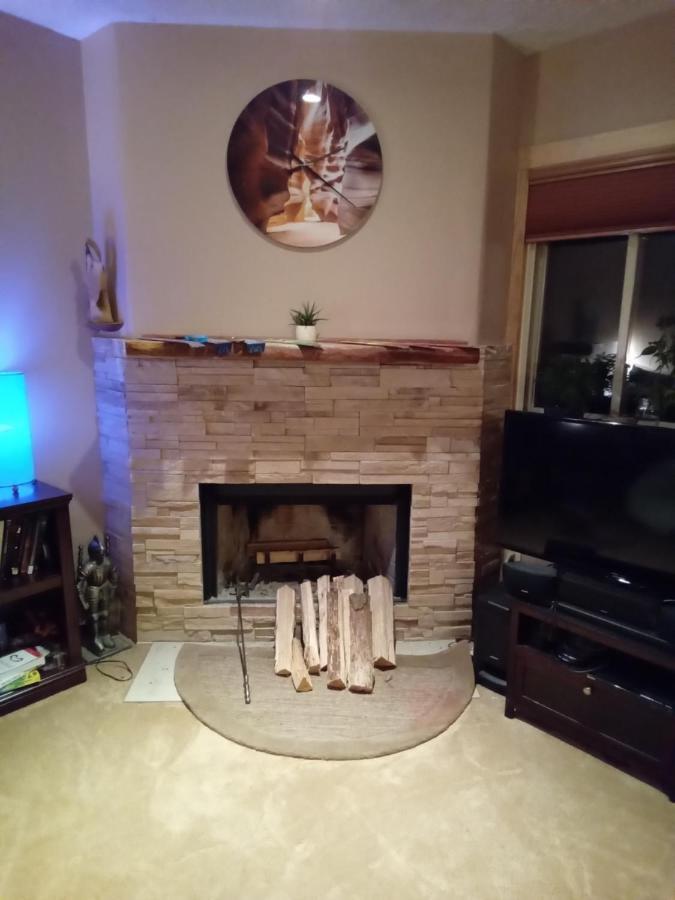 Outdoor Hot Tub And Cozy King Bed Apartment Lansing Luaran gambar